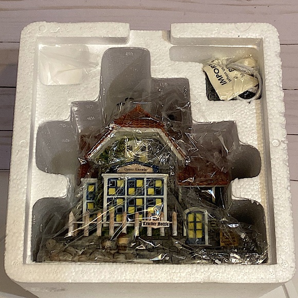 DEPARTMENT 56 - The Leather Bottle - Heritage Village - Dickens Village - Picture 8 of 10